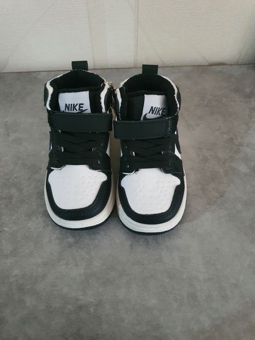 Продам демисизонные кросовки