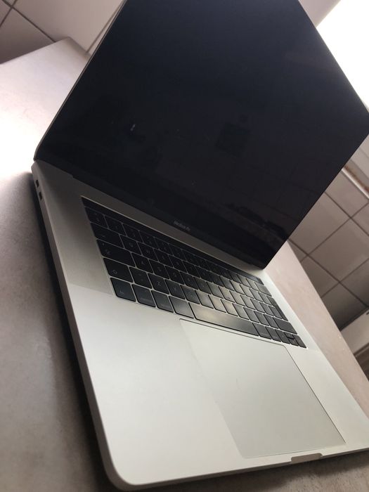 MacBook Pro 17 Touchbar