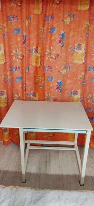 Masa robusta și stabilă,de metal, cu sertar încăpător