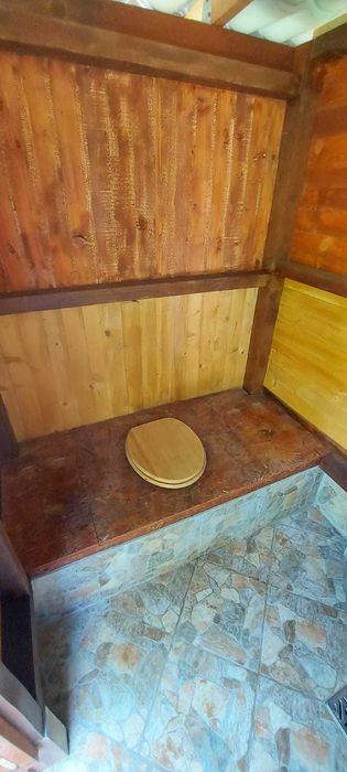 Продава се екологичен проект от 12 710 кв. м. с две нови дървени къщи.