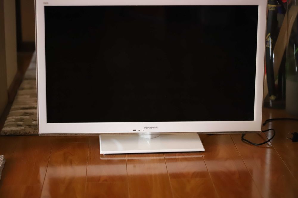 Televizor Panasonic Smart (82 cm) – Full HD, 3D + 2 Perechi Ochelari