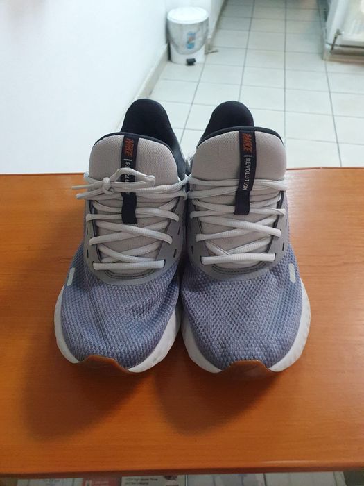 Vind Nike Revolution 5