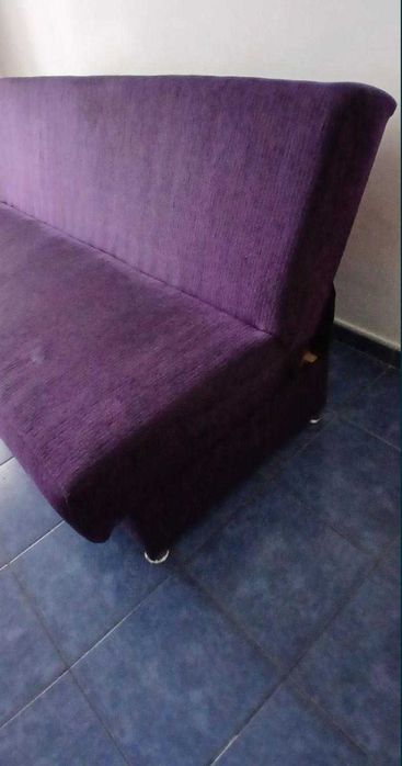 Canapea extensibilă cu ladă de depozitare spațioasă