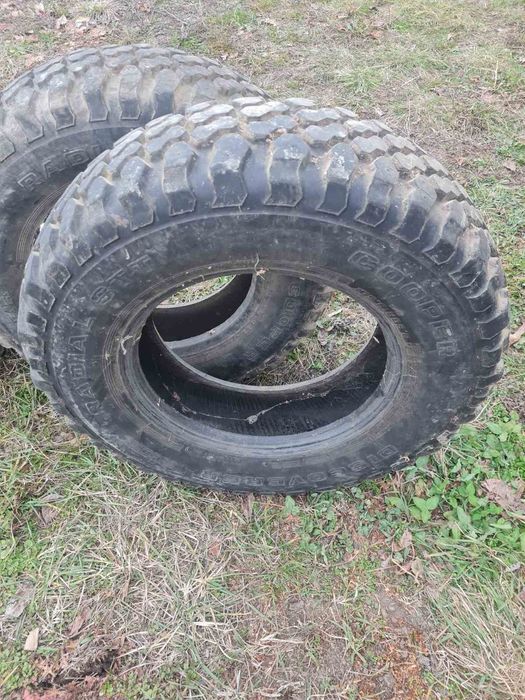 Три броя гуми за джип
