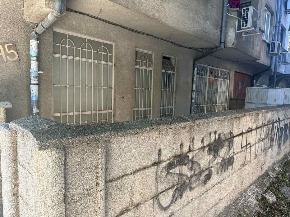 Продавам Помещение на центъра за Магазин Бар Офиси или други