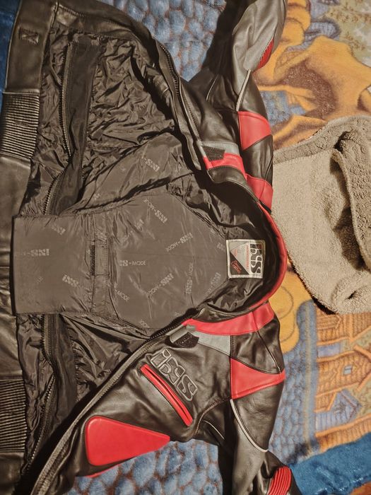 Vând jachetă moto nefolosită