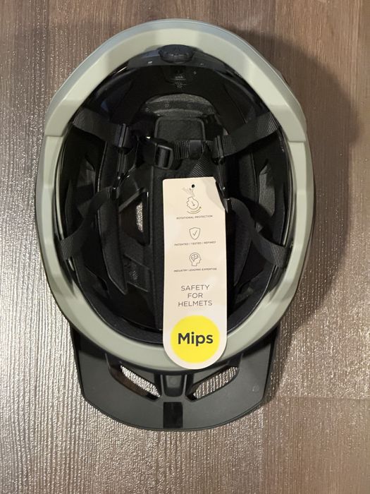 Чисто нова каска FOX Speedframe Helmet