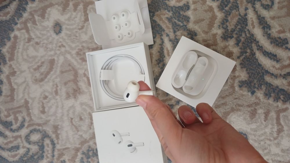 Apple AirPods pro 2 orginal (chap quloqchin)keys quti  sotiladi