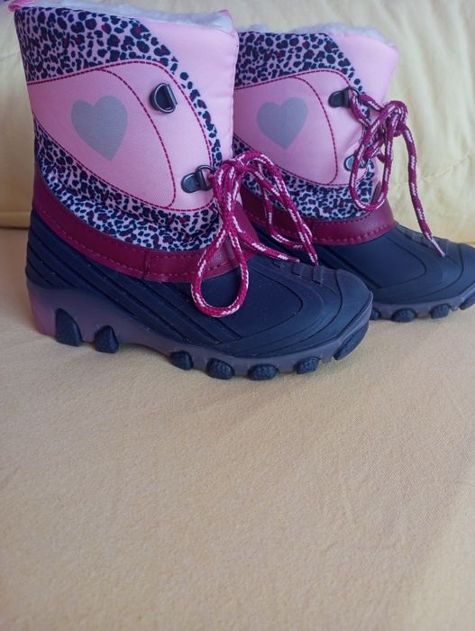 Яке за момиче116 см. и апрески х 10 лв