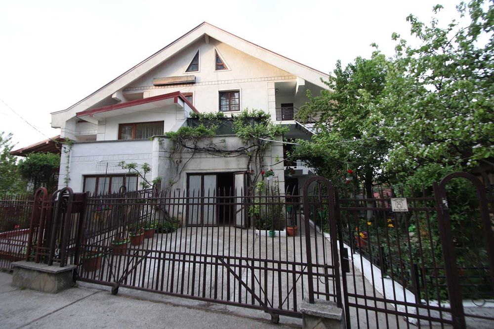 Privat - Închiriez 2 etaje în Vilă în Tătărași, 6 camere (240m2) ( super priveliște, natură )