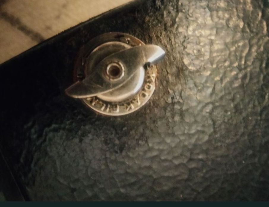 Kodak box 620
Подходящ за декорация и колекции.
Апарата е работещ блендата се отваря перфектно.