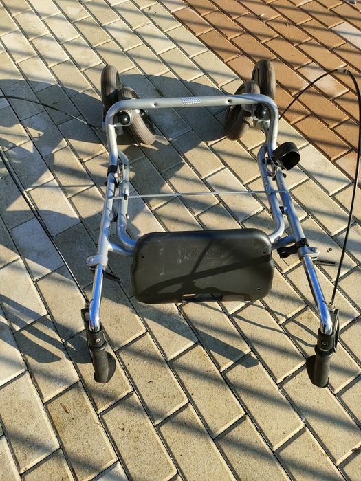 Vând rolator / cadru de mers cu 4 roți, potrivit pentru persoane în vâ