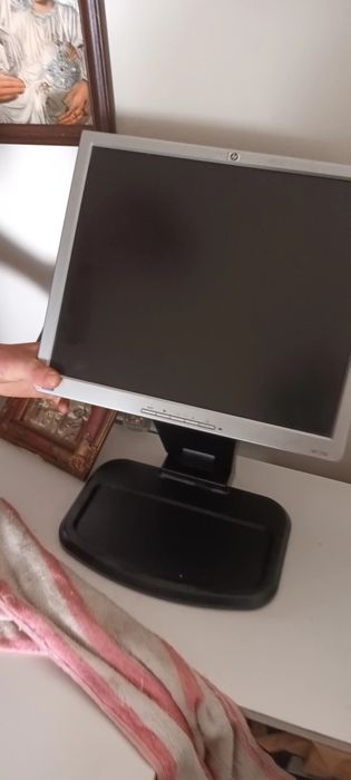 Vând 2 monitoare bune reglabile înclinare 360 pret 250 buc 1 e de la HP și al doilea de la Fujitus