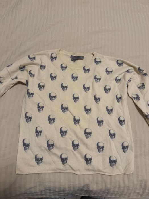 Кашмирен пуловер с черепи