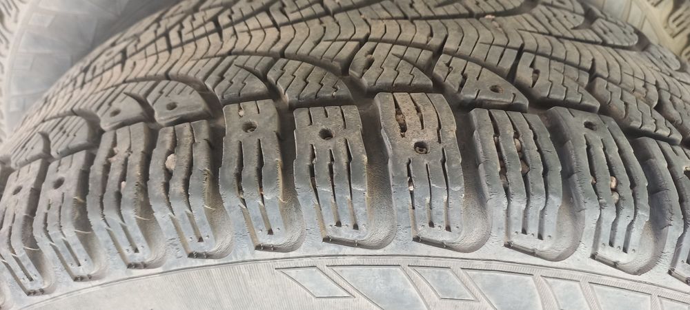 Комплект зимних шин 215/65 R16