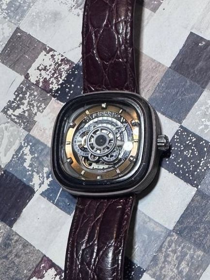 Часы Sevenfriday