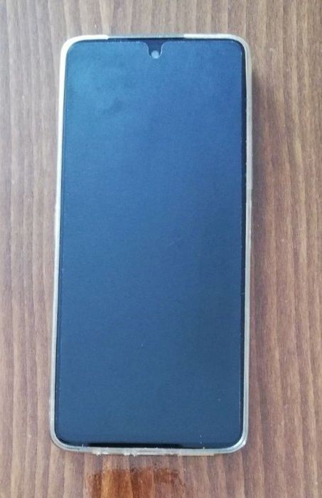 Смартфон с голям екран 6,8"