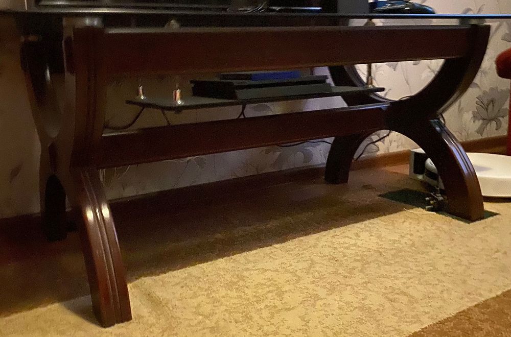 Стеклянный журнальный стол.