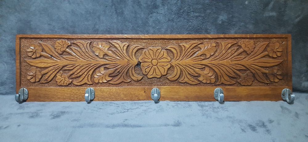 Cuier hol artizanal sculptat manual lemn de stejar