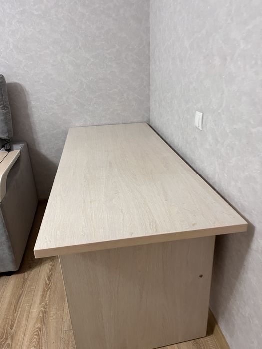 Деревянный стол район экспо