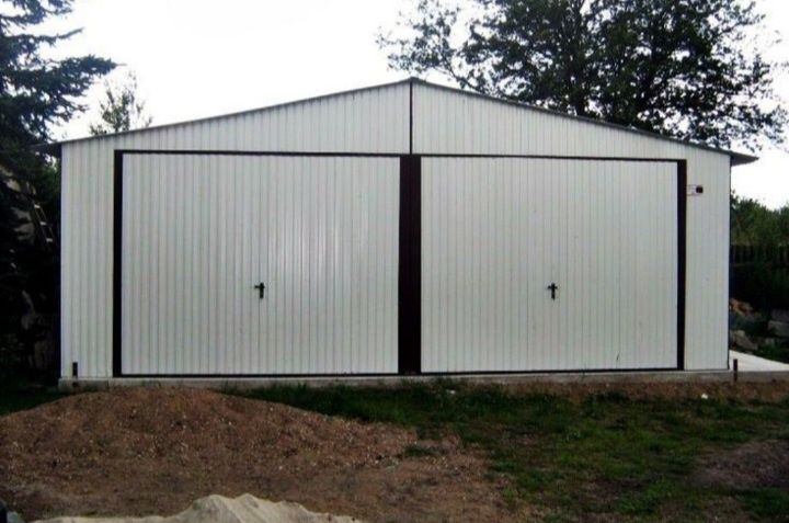 Garaje auto pe structura metalica învelite cu panouri Sandwich