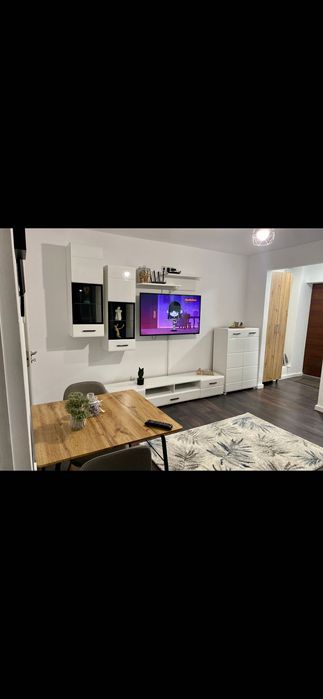 Închiriez apartament