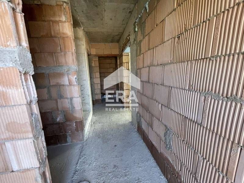 Eднофамилна новострояща се къща на три нива за продажба, с голям гараж