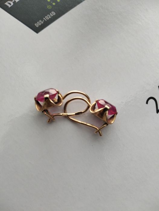 Продам золотые серьги