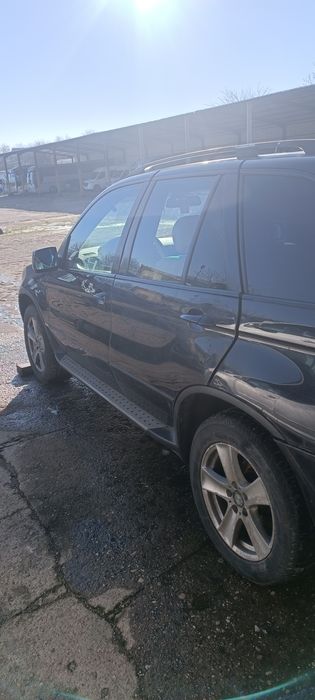 Vând BMW X5 e53 pentru dezmembrat.Are grupul spate defect .