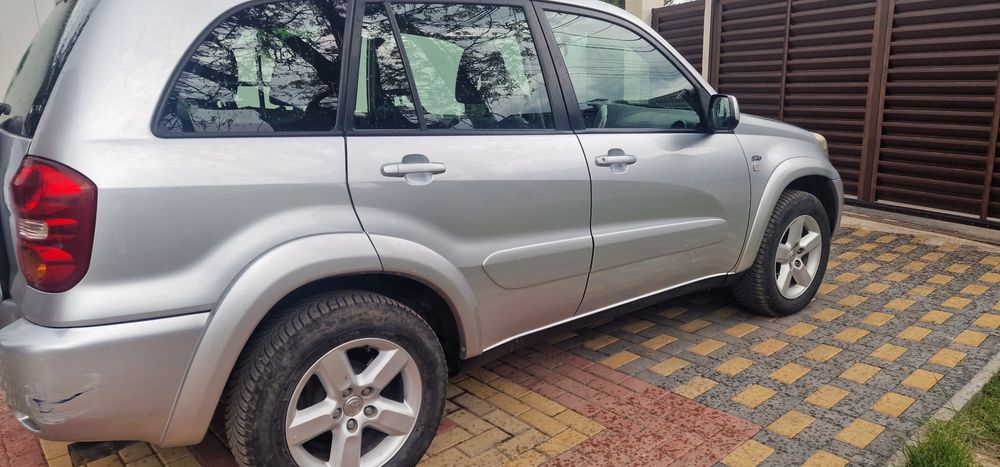 Продавам Toyota Rav 4