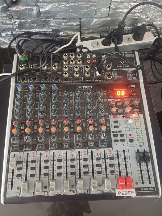 Микшерный пульт Behringer