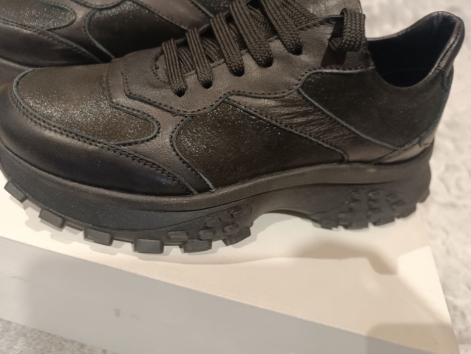 Дамски спортни обувки