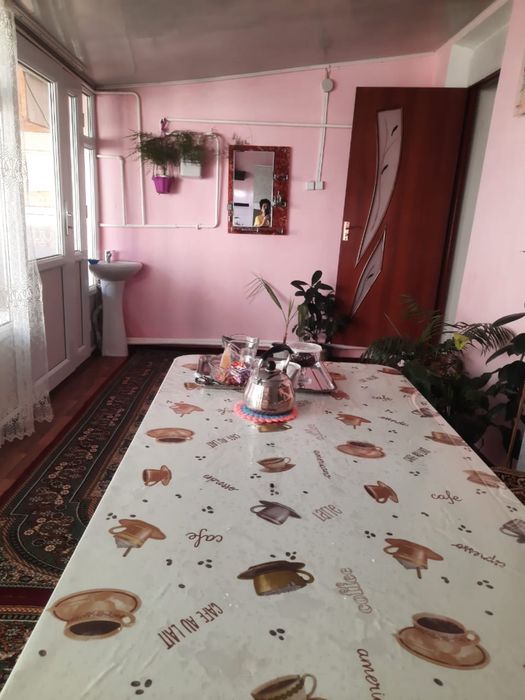 Дом с двором,рядом времянка