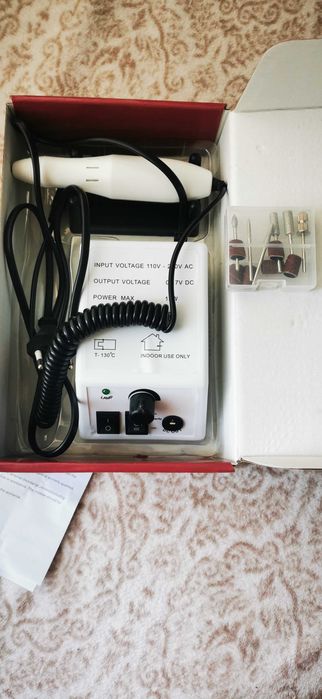 Електрическа пила за нокти, лед лампа, лакове и още неща за маникюр