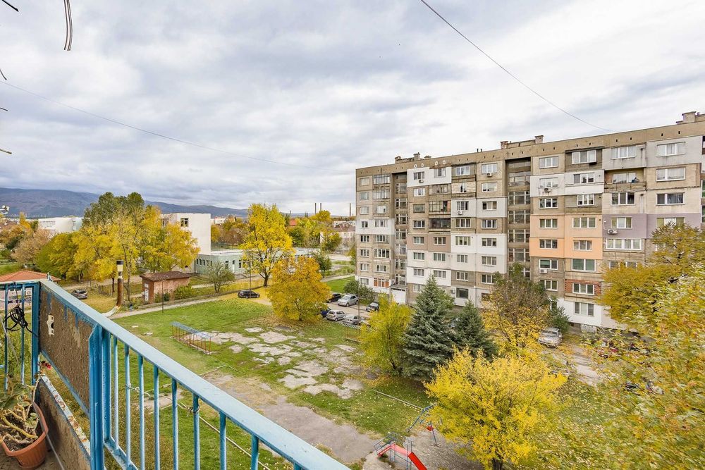 Продава се 3- стаен, южен апартамент в ж. к. Изток- гр. Перник