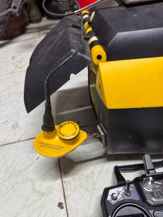 Лодка за захранка DAM със сонар