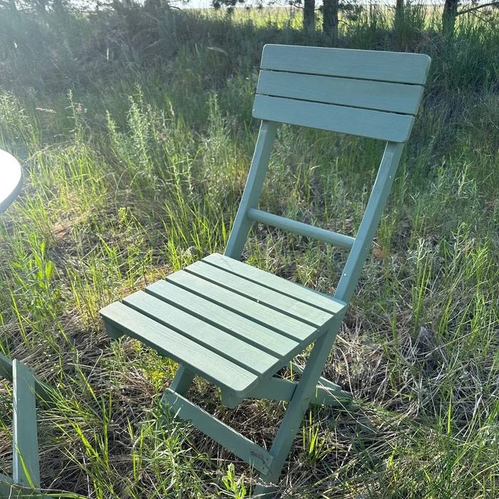 Стол и два стула