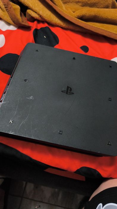 Vând ps 4 slim cu 500 GB memorie și cu 4 jocuri și poți negocia pretul