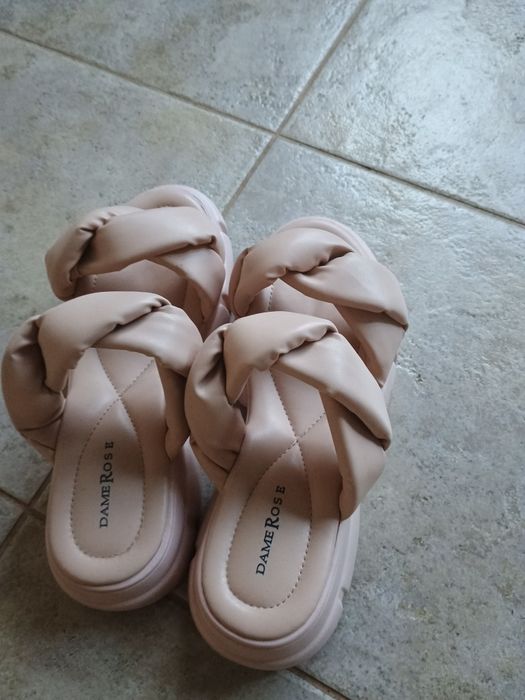 Продавам дамски чехли