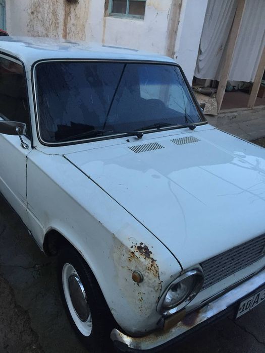 Moshina srochna sotiladi 21011