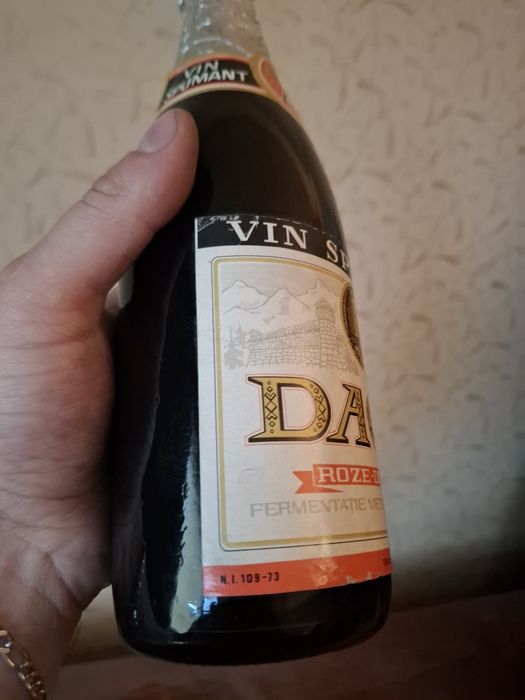 Vând Șampanie din anul 1973