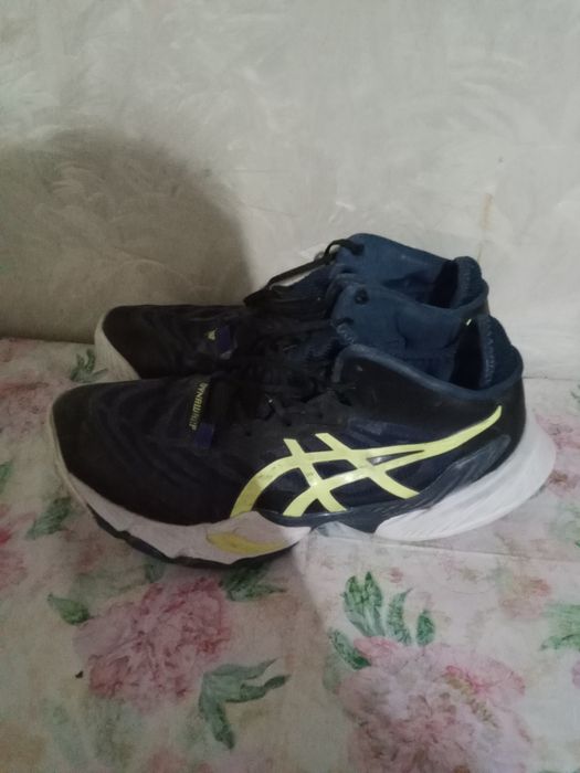Продам волейбольные кроссовки ASICS Meta rise