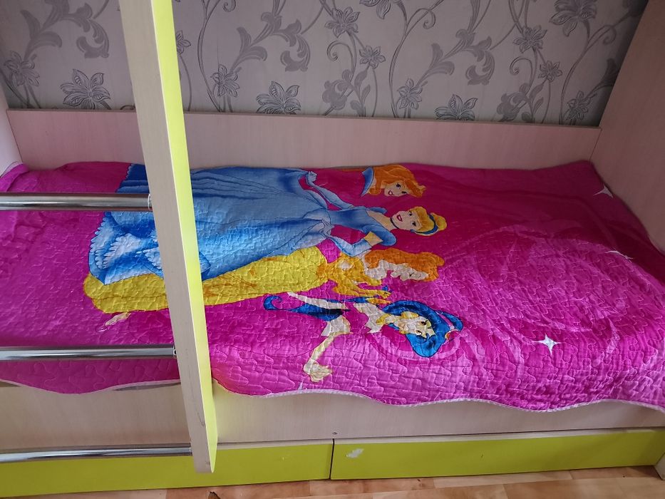 Детская двухярусная кровать