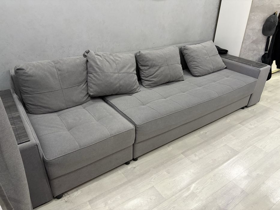 Большой диван,Серого цвета