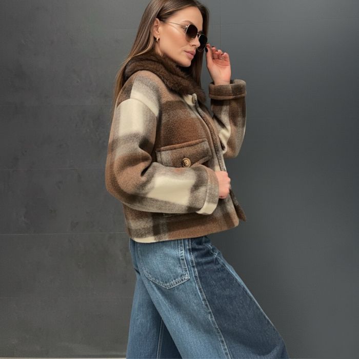 Дамско палто с пухена яка каре