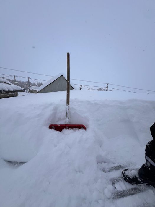 Чистка снега с крыш навесов