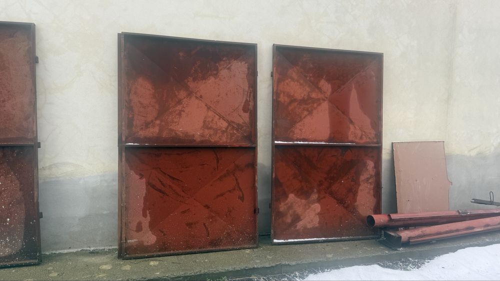 две метални гаражни врати