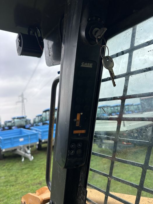 Мини челен товарач CASE 410 HIGH FLOW