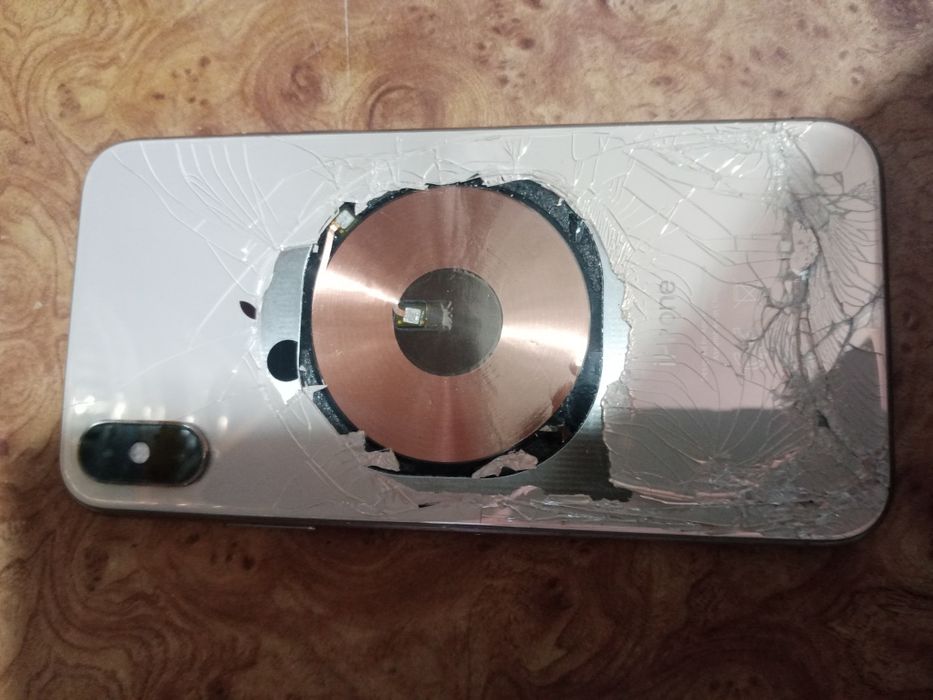 Продам на запчасти iPhone.