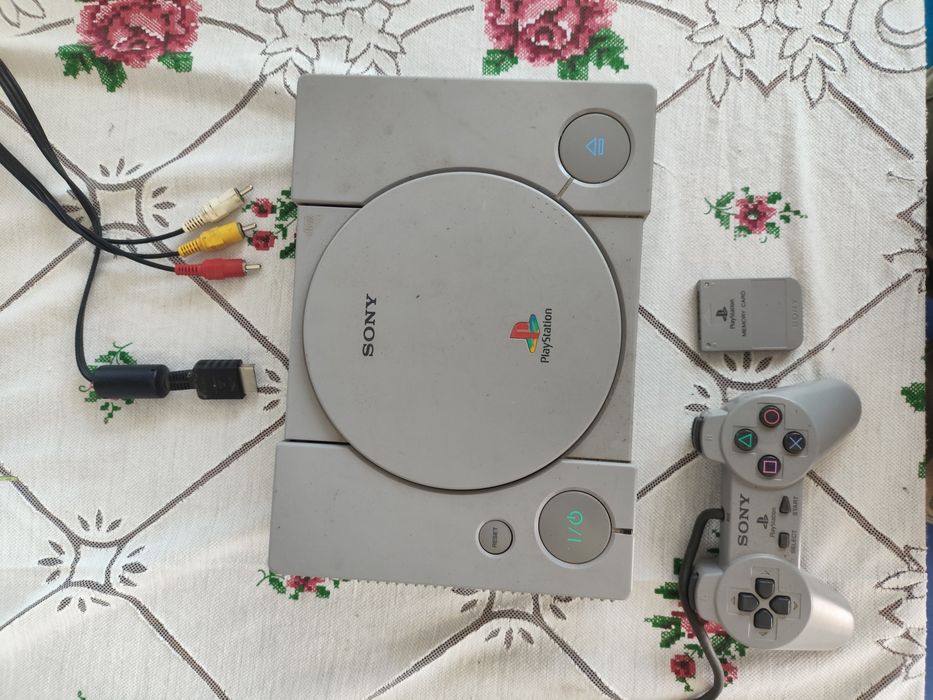 Vând PlayStation 1 1994 cu tot cu jocuri opțional